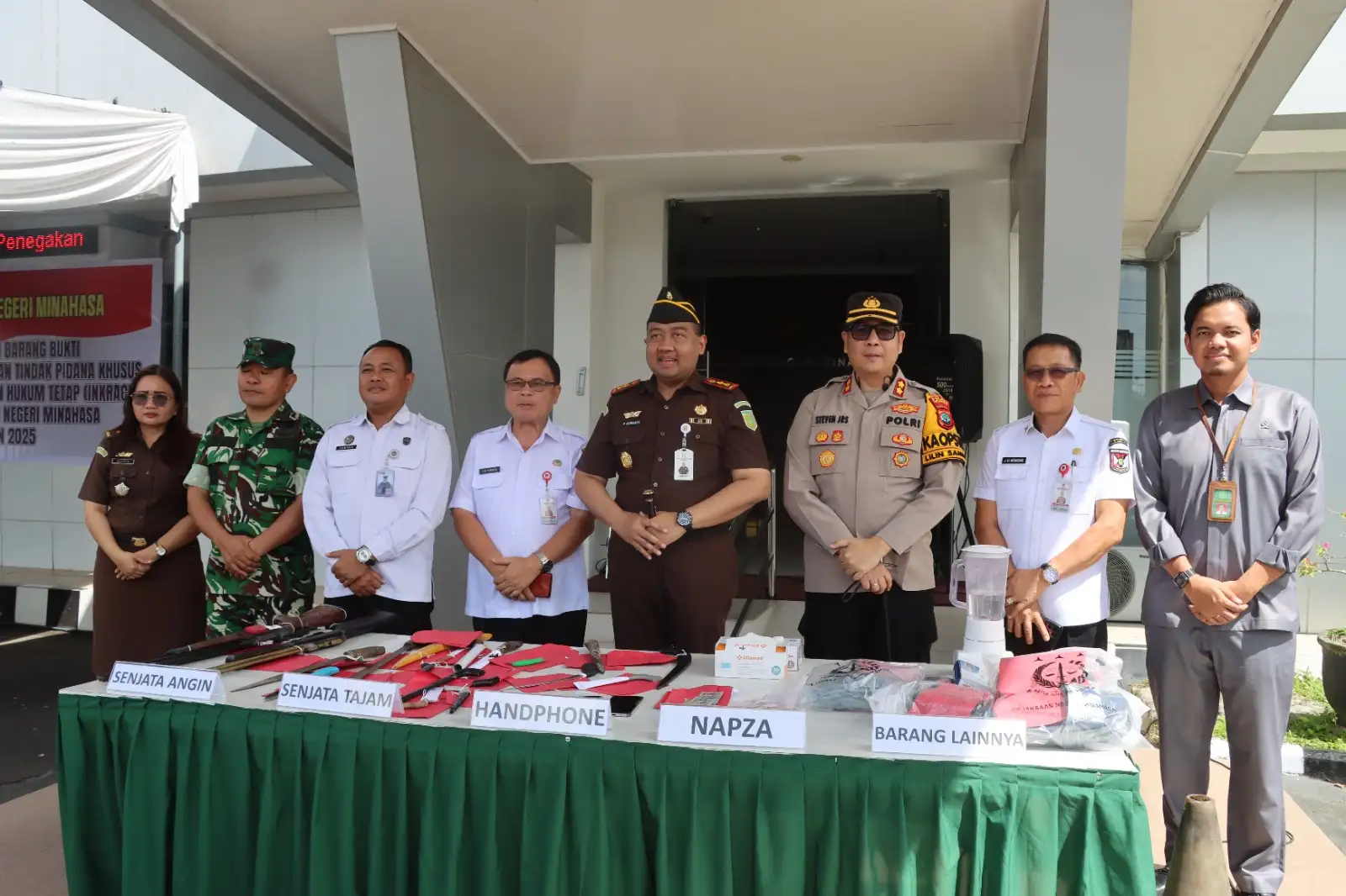 Wujud Penegakan Hukum Transparan, Kejaksaan Negeri Minahasa Laksanakan Pemusnahan Barang Bukti Inkracht 2025
